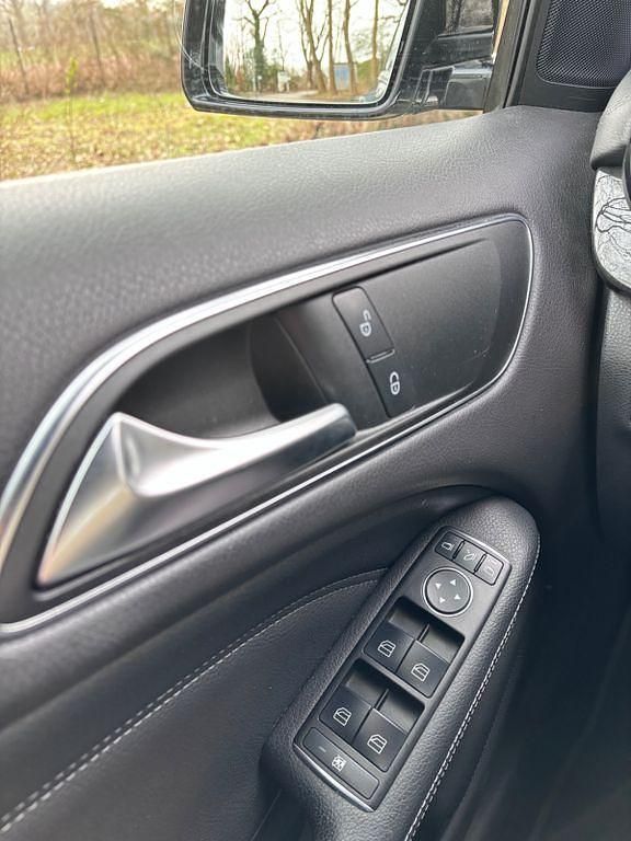 Gebraucht Mercedes B180 109 PS (80 kW) 2012 Schwarz Van / Kleinbus