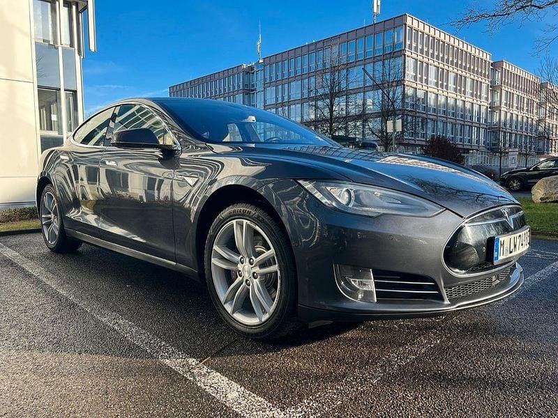 Grau Gebraucht 2015 Tesla Model S Kleinwagen | 21.499 € (Guter Preis) - Bild 1/4
