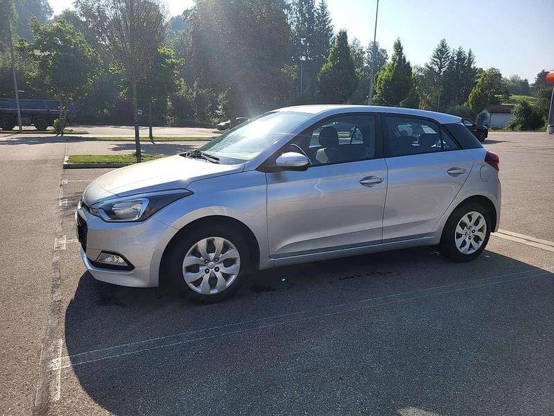 Gebraucht Hyundai i20 Classic 84 PS (61 kW) 2017 Silber Limousine