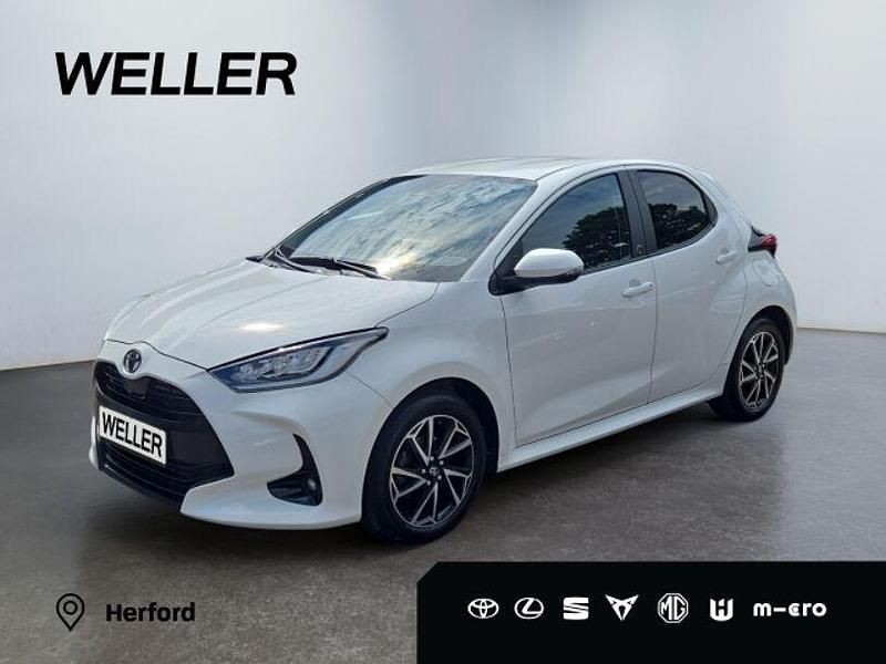 Weiß Gebraucht 2022 Toyota Yaris Team Limousine | 14.290 € (Fairer Preis) - Bild 1/3
