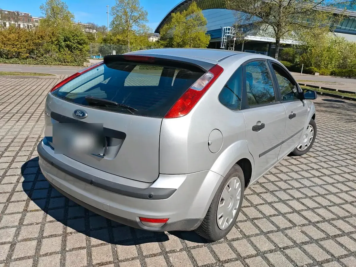 Używany Ford Focus 100 KM (73 kW) 2005 Srebrny Hatchback