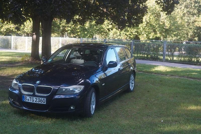 Gebraucht BMW 318 143 PS (105 kW) 2010 Blau Kombi