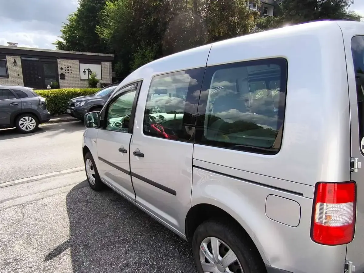 Gebraucht VW Caddy Team 105 PS (77 kW) 2010 Silber Van / Kleinbus