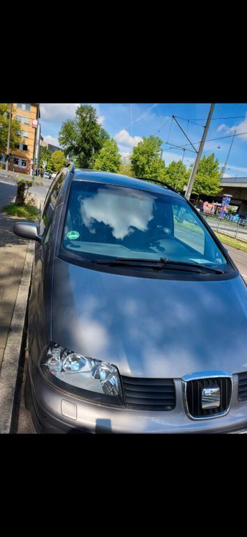 Braun Gebraucht 2009 Seat Alhambra Ecomotive Van / Kleinbus | 4.300 € (Fairer Preis) - Bild 1/4