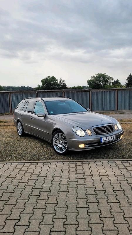 Silber Gebraucht 2004 Mercedes E320 Kombi | 6.250 € - Bild 1/4