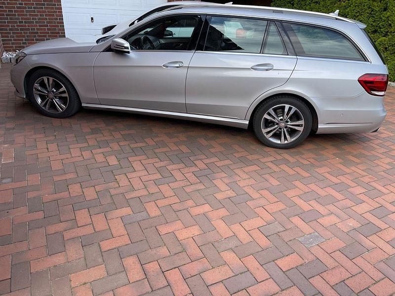Silber Gebraucht 2015 Mercedes E220 Edition Kombi | 15.900 € (Etwas zu teuer) - Bild 1/4