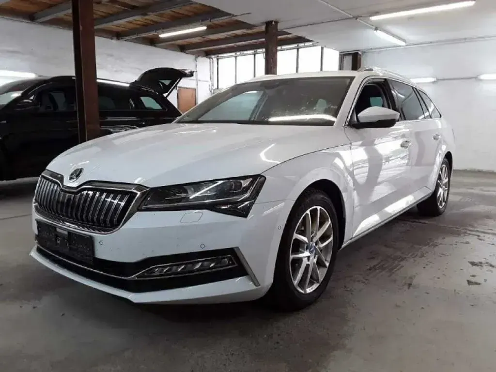 Gebraucht Skoda Superb 218 PS (160 kW) 2022 Weiß moonweiss metallic (metallic) Kombi