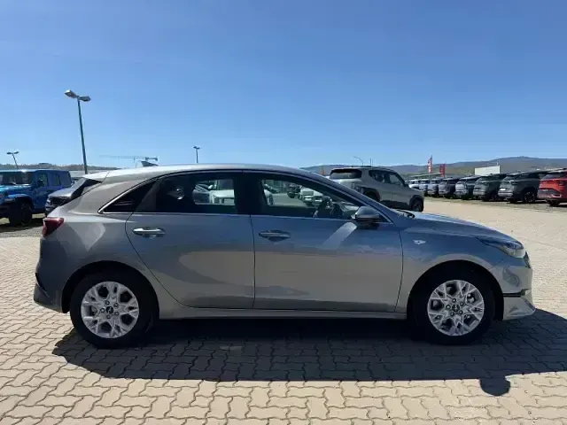 Neu Kia Ceed Comfort 140 PS (102 kW) 2026 Silber Kleinwagen