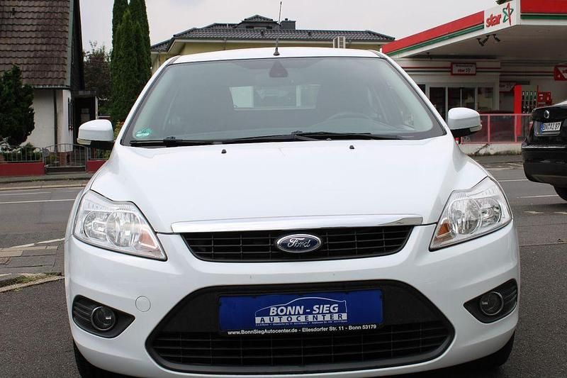 Weiß Gebraucht 2011 Ford Focus Limousine | 4.800 € (Superpreis) - Bild 1/4