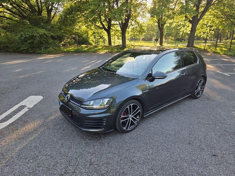 Grau Gebraucht 2014 VW Golf VII Sportline Limousine | 11.999 € (Fairer Preis) - Bild 1/4