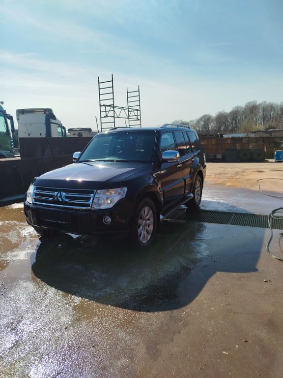 Schwarz Gebraucht 2011 Mitsubishi Pajero Top SUV | 13.000 € (Guter Preis) - Bild 1/4
