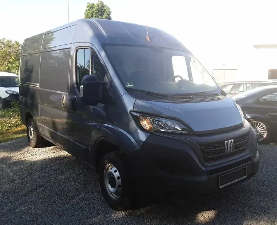 Gebraucht Fiat Ducato 140 PS (102 kW) 2024 Grau Van