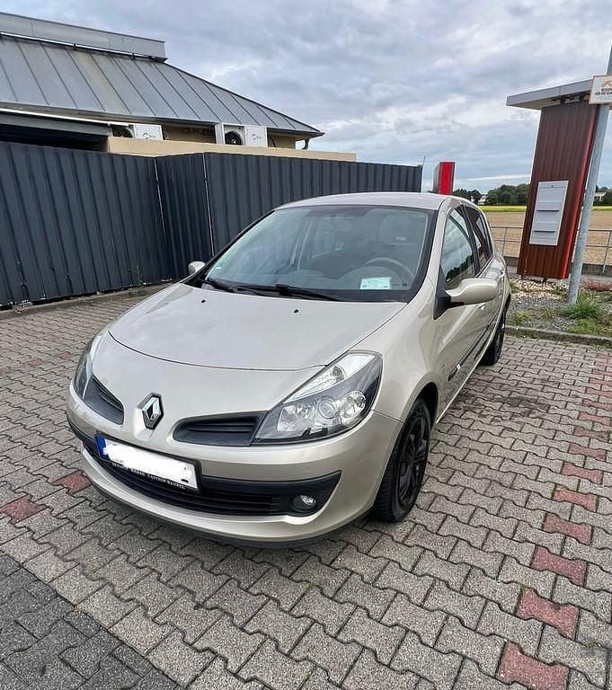 Beige Gebraucht 2007 Renault Clio II Dynamique Limousine | 4.250 € (Fairer Preis) - Bild 1/4