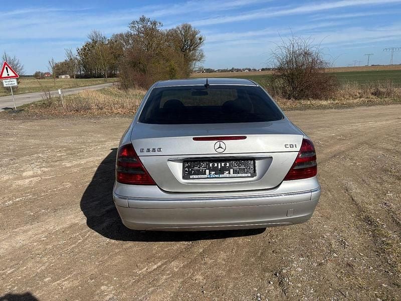 Gebraucht Mercedes E220 Elegance 150 PS (110 kW) 2002 Silber Limousine