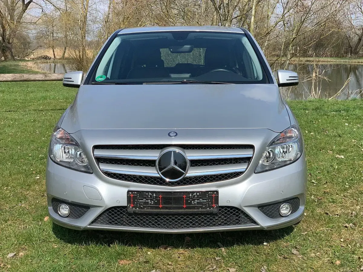 Gebraucht Mercedes B180 Sport 122 PS (89 kW) 2012 Silber Van / Kleinbus