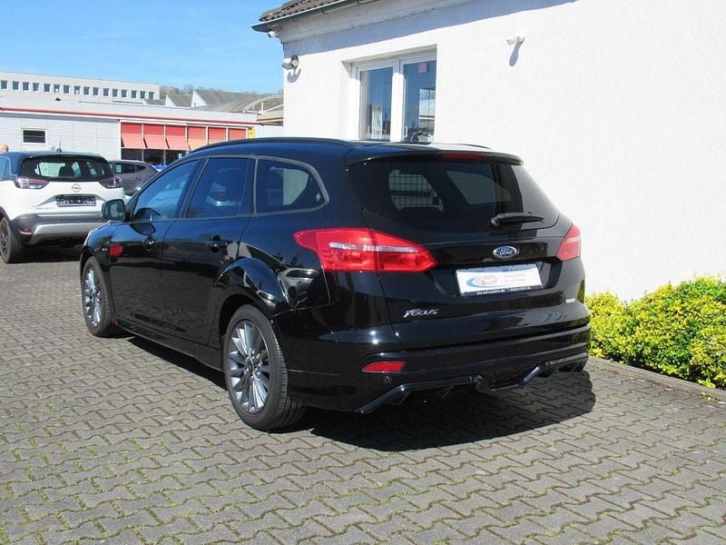 Usado Ford Focus ST-Line 140 CV (102 kW) 2018 Negro Familiar