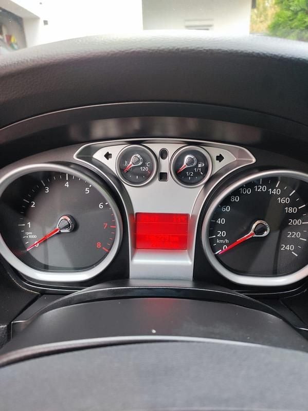 Grau Gebraucht 2011 Ford Focus Kombi | 2.450 € (Superpreis) - Bild 1/4