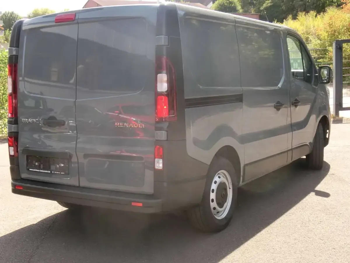 Gebraucht Renault Trafic Komfort 110 PS (80 kW) 2023 Asphalt  grau  uni Van / Kleinbus