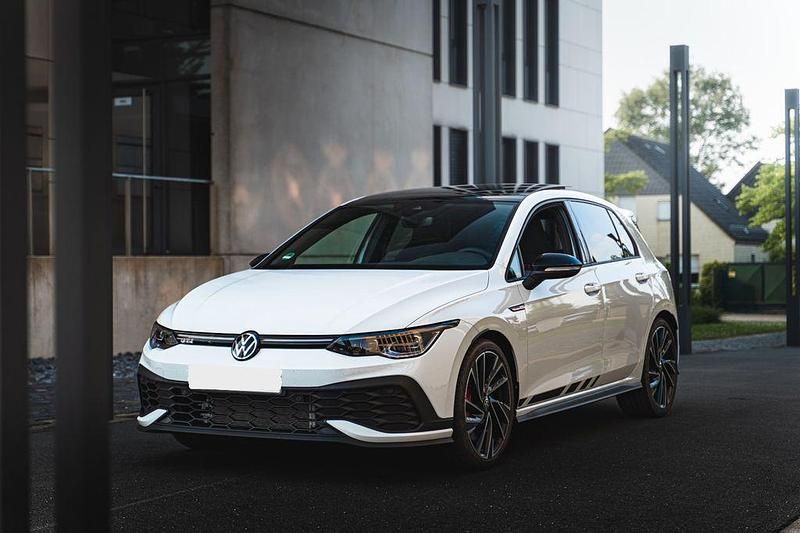 Weiß Gebraucht 2024 VW Golf GTI Clubsport Limousine | 33.399 € (Fairer Preis) - Bild 1/4