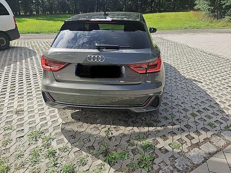 Grau Gebraucht 2023 Audi A1 Sportback S-Line Kleinwagen | 25.500 € (Teuer) - Bild 1/4