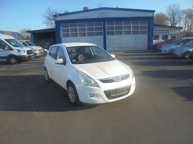 Gebraucht Hyundai i20 Edition 77 PS (56 kW) 2011 Weiß Kleinwagen
