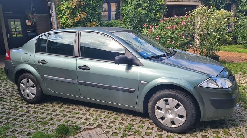 Grün Gebraucht 2004 Renault Mégane II Limousine | 2.500 € (Etwas zu teuer) - Bild 1/4