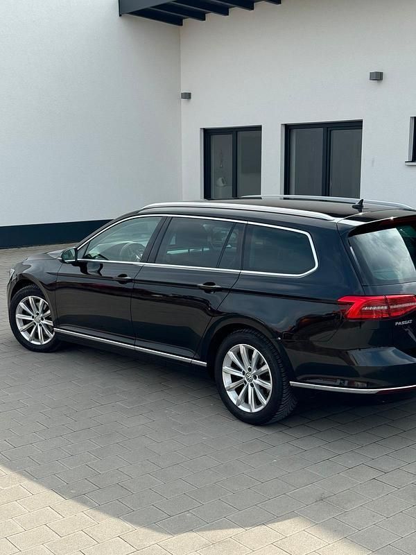 Schwarz Gebraucht 2016 VW Passat Highline Kombi | 9.999 € - Bild 1/4