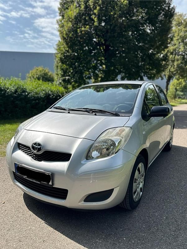 Silber Gebraucht 2010 Toyota Yaris Kleinwagen | 4.050 € (Fairer Preis) - Bild 1/4