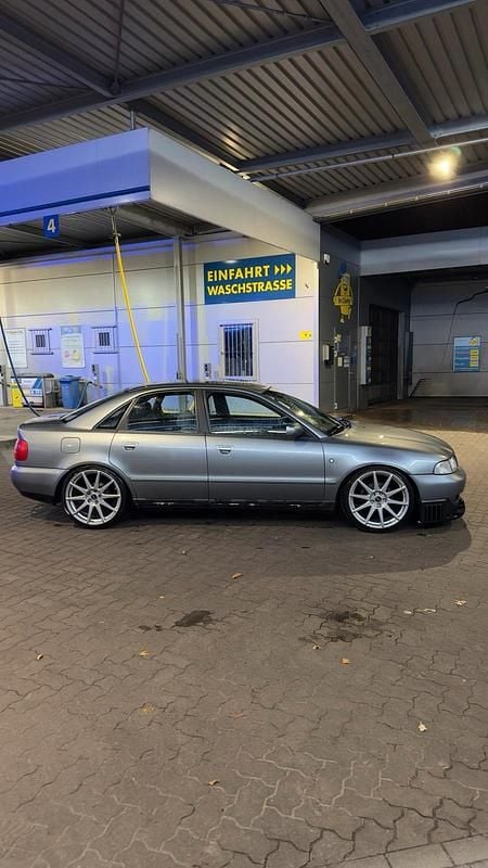 Używany Audi A4 101 KM (74 kW) 1998 Szary Sedan/Limuzyna