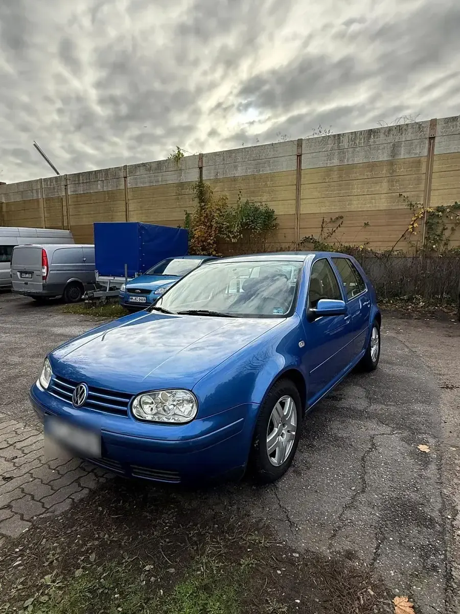 Second-hand VW Golf IV 101 CP (74 kW) 2000 Albastru Berlinǎ