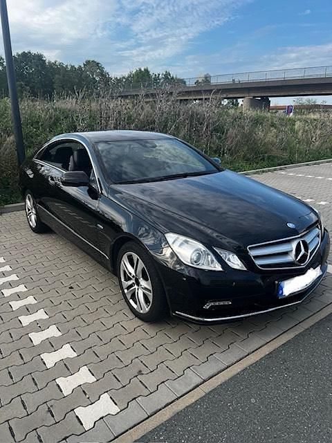 Schwarz Gebraucht 2009 Mercedes E250 Coupé | 8.800 € (Fairer Preis) - Bild 1/4