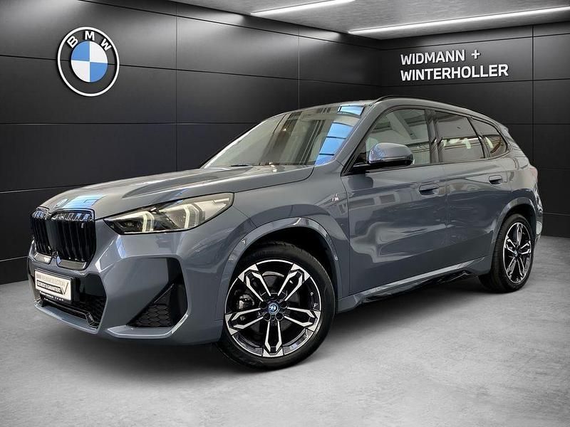 Grau Gebraucht 2023 BMW iX1 Comfort Edition SUV | 43.480 € (Etwas zu teuer) - Bild 1/4