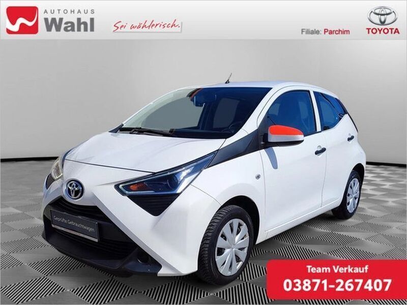 Weiss Gebraucht 2021 Toyota Aygo Kleinwagen | 11.049 € (Etwas zu teuer) - Bild 1/4