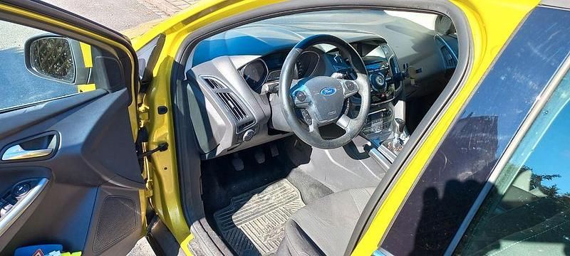 Gebraucht Ford Focus Titanium 150 PS (110 kW) 2011 Gold Limousine