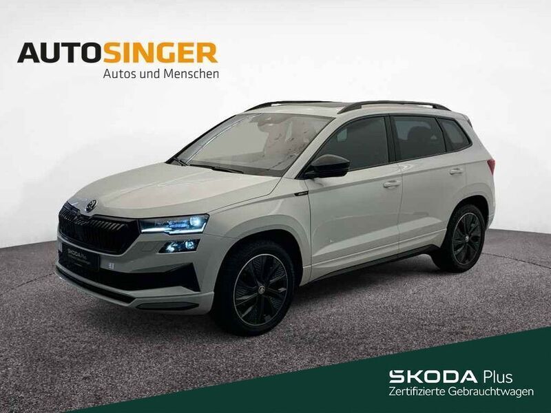 Moonweiss metallic Gebraucht 2024 Skoda Karoq SportLine SUV | 36.140 € (Fairer Preis) - Bild 1/4
