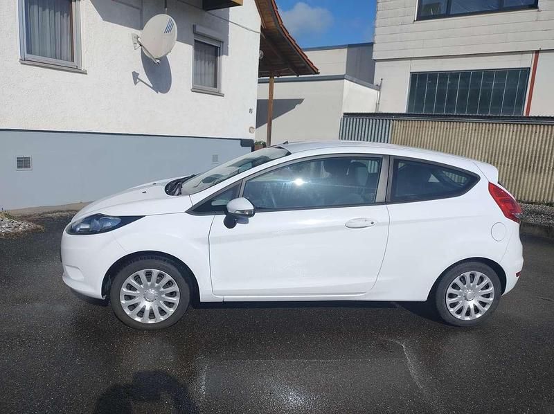 Gebraucht Ford Fiesta Trend 60 PS (44 kW) 2011 Frostweiß Kleinwagen
