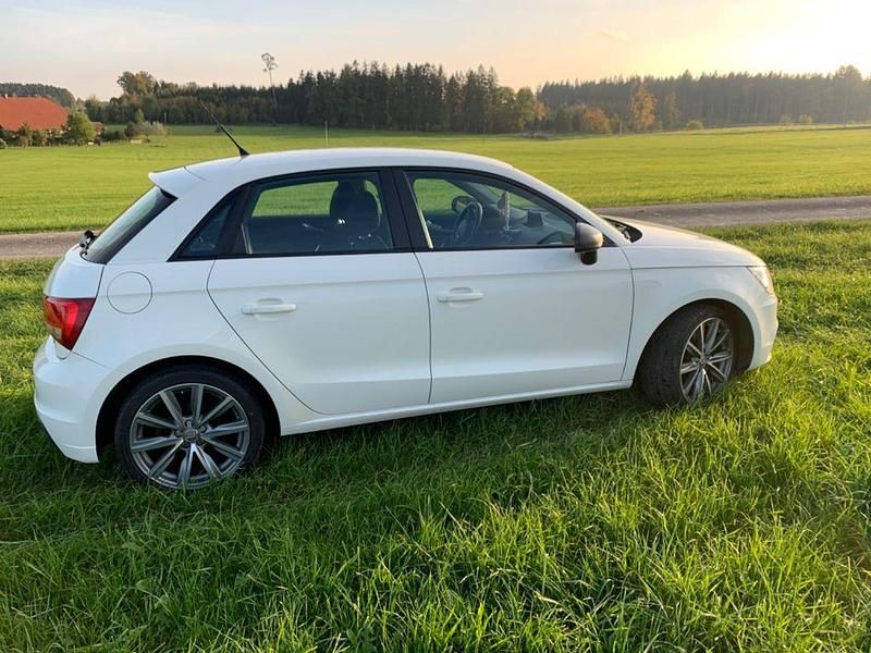 Weiß Gebraucht 2013 Audi A1 Sportback Ambition Kleinwagen | 10.850 € (Fairer Preis) - Bild 1/4
