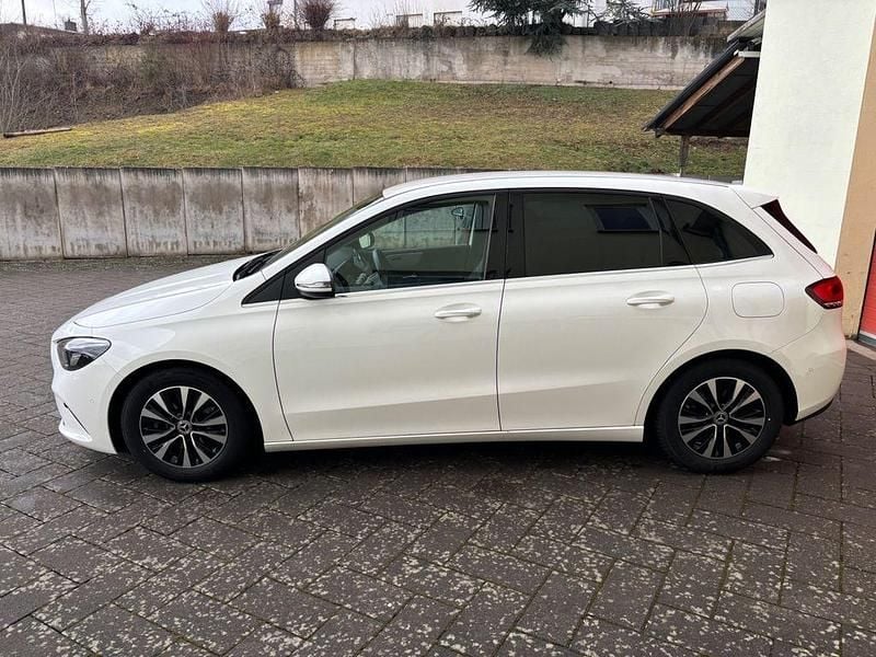 Usado Mercedes B200 150 HP (110 kW) 2021 Branco Monovolume