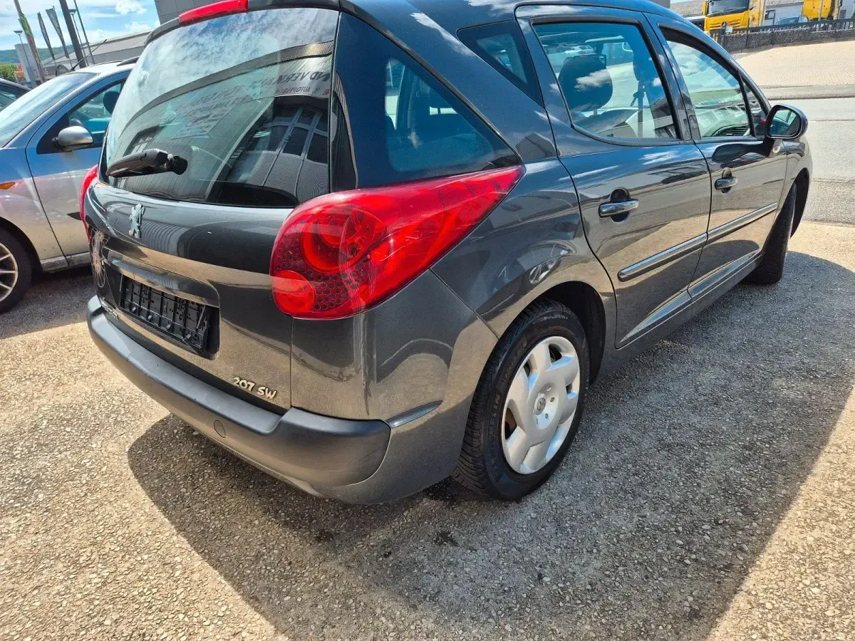 Gebraucht Peugeot 207 Tendance 92 PS (67 kW) 2012 Grau Kombi