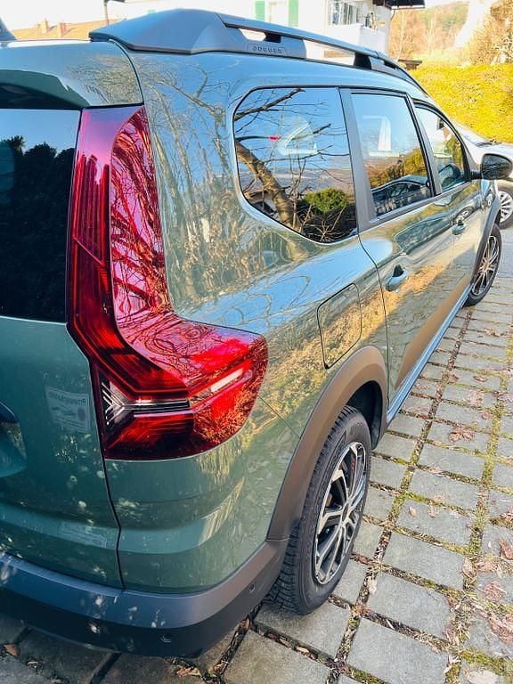 Gebraucht Dacia Jogger Expression 110 PS (80 kW) 2025 Grün Van / Kleinbus