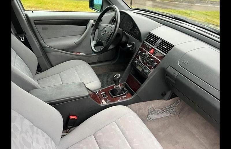 Gebraucht Mercedes C220 125 PS (91 kW) 1999 Blau Limousine