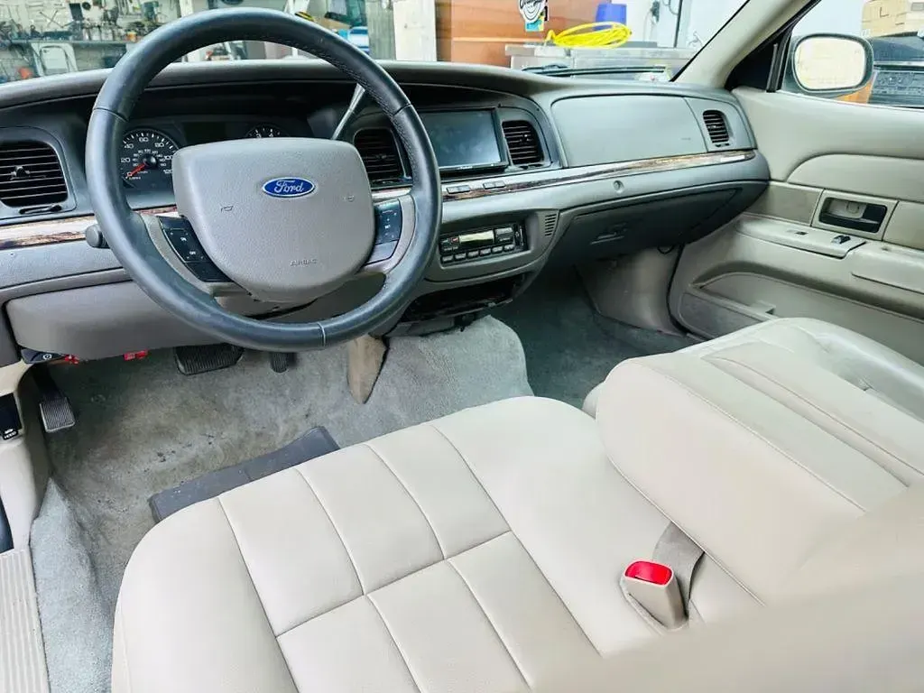 Gebraucht Ford Crown 220 PS (161 kW) 2011 Weiß Limousine