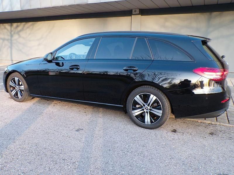Gebraucht Mercedes C220 220 PS (161 kW) 2022 Schwarz Limousine