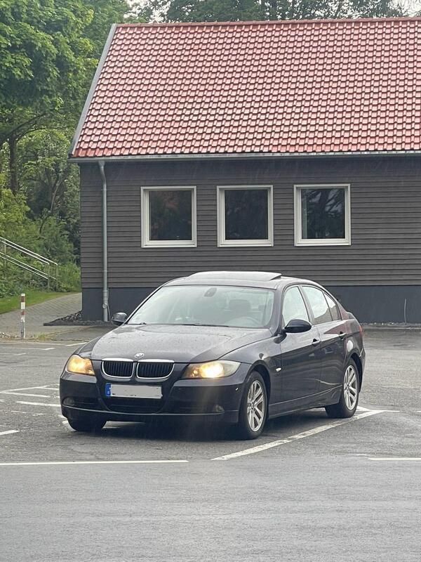 Blau Gebraucht 2006 BMW 320 Limousine | 1.500 € (Superpreis) - Bild 1/4