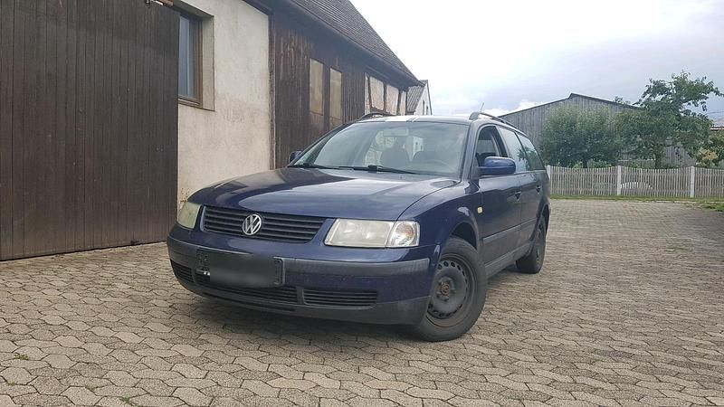 Blau Gebraucht 2000 VW Passat Kombi | 500 € (Superpreis) - Bild 1/4