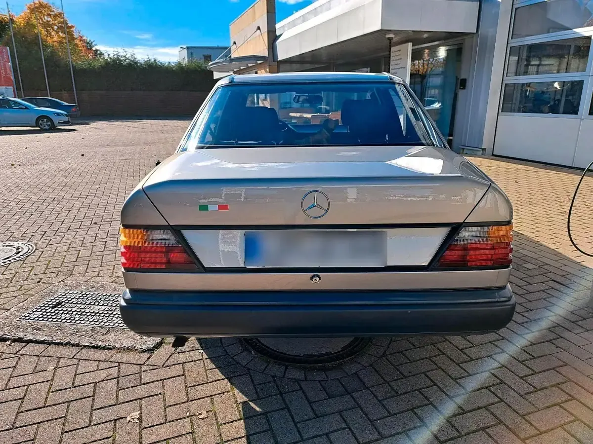 Gebraucht Mercedes 230 132 PS (97 kW) 1986 Gold Limousine