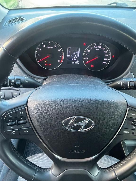 Gebraucht Hyundai i20 Select 84 PS (61 kW) 2019 Rot Kleinwagen