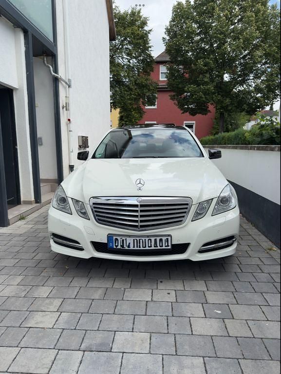Weiß Gebraucht 2011 Mercedes E200 Avantgarde Limousine | 12.500 € (Etwas zu teuer) - Bild 1/4