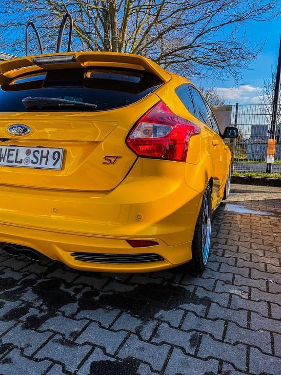 Gebraucht Ford Focus Sport 250 PS (183 kW) 2013 Gelb Limousine