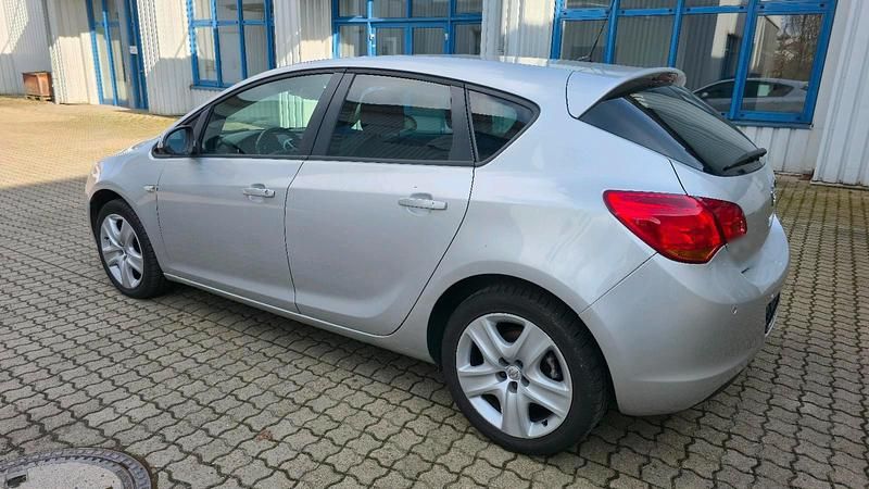 Gebraucht Opel Astra 101 PS (74 kW) 2011 Grau Limousine